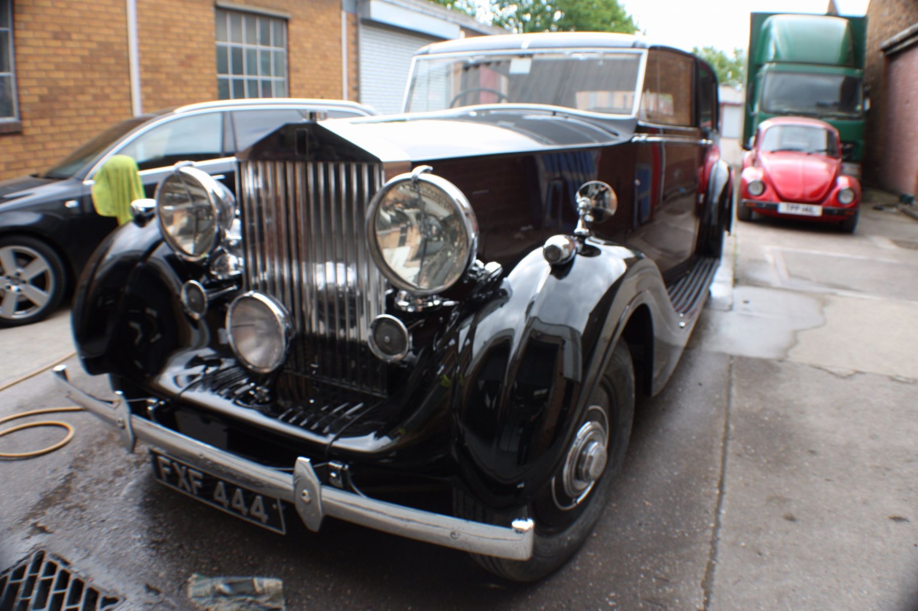 1939_Rolls_Royce_Wraith front view