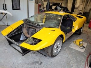 Lamborghini Diablo yellow customisation process
