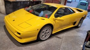 Lamborghini Diablo customisation process in yellow